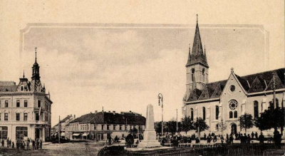 Kaposvár főtere 1910-ben. Akkor mint Széchenyi tér, a Korona szálló helyén a régi épület, középen a 44-es obeliszk.  Forrás: Fehér László