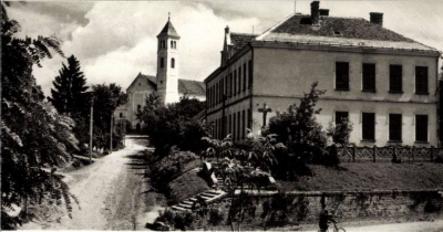 A háttérben a segesdi ferences templom egy 1960-as években készült fotón. (forrás: Fehér László)