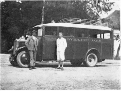 Nagybajom és Jákó között közlekedő autóbusz 1932-ben. (forrás: Fehér László)