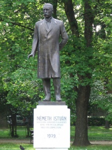 Németh István szobra a Berzsenyi parkban