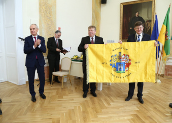 Szita Károly, Kaposvár polgármestere a város zászlaját adta át