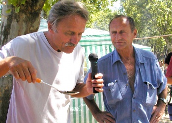 Trokán Péter és Reviczky Gábor ellenőrzi a halászlé minőségét 2002-ben Balatonbogláron (fotó: Kovács Tibor)